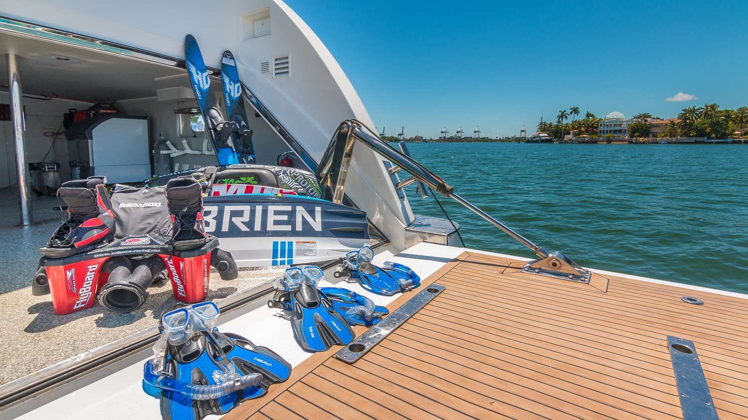 Miami Day Charter Yacht NIRVANA HORIZON 103