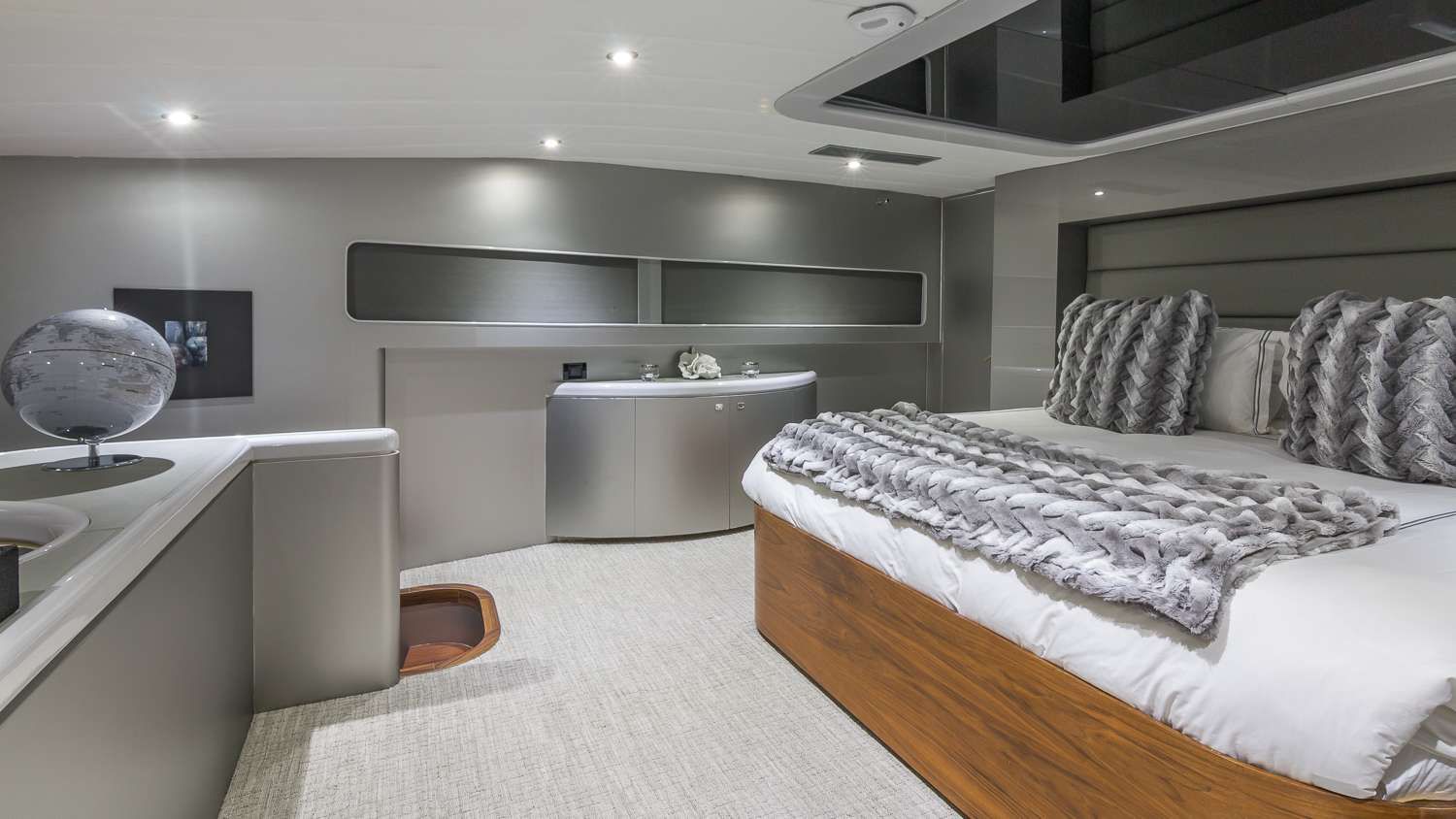 Miami Day Charter Yacht NIRVANA HORIZON 103