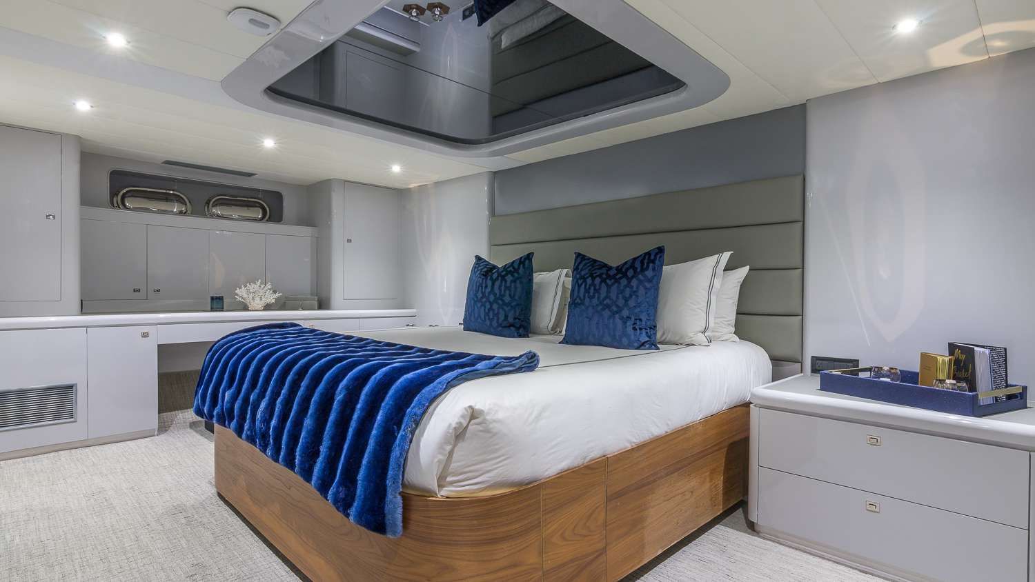 Miami Day Charter Yacht NIRVANA HORIZON 103