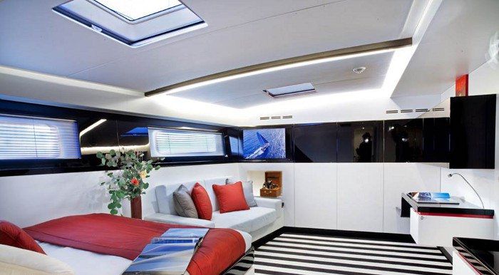 NOMAD IV - 30m Maxi Dolphin