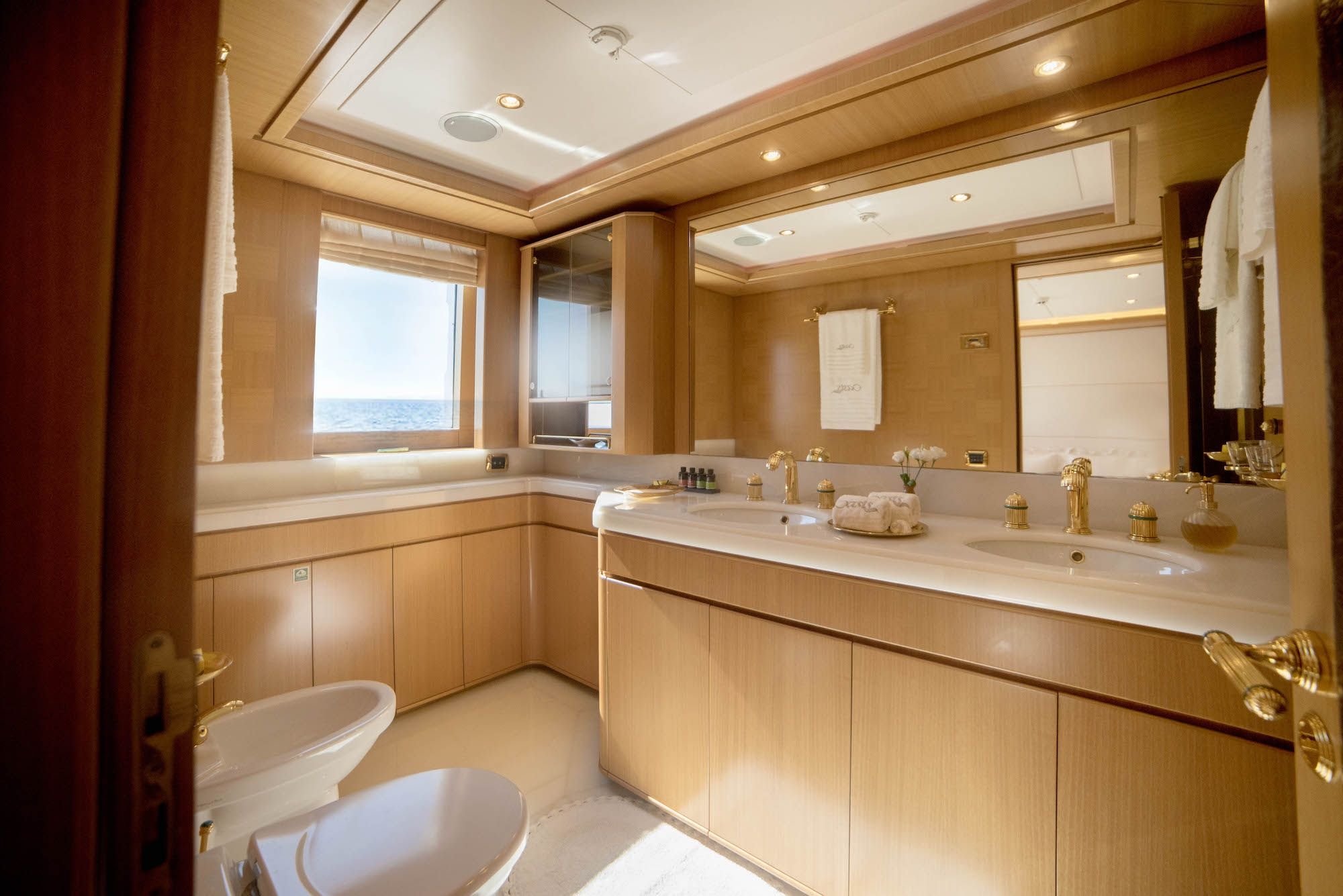 ISA Motor Yacht OASIS Bath