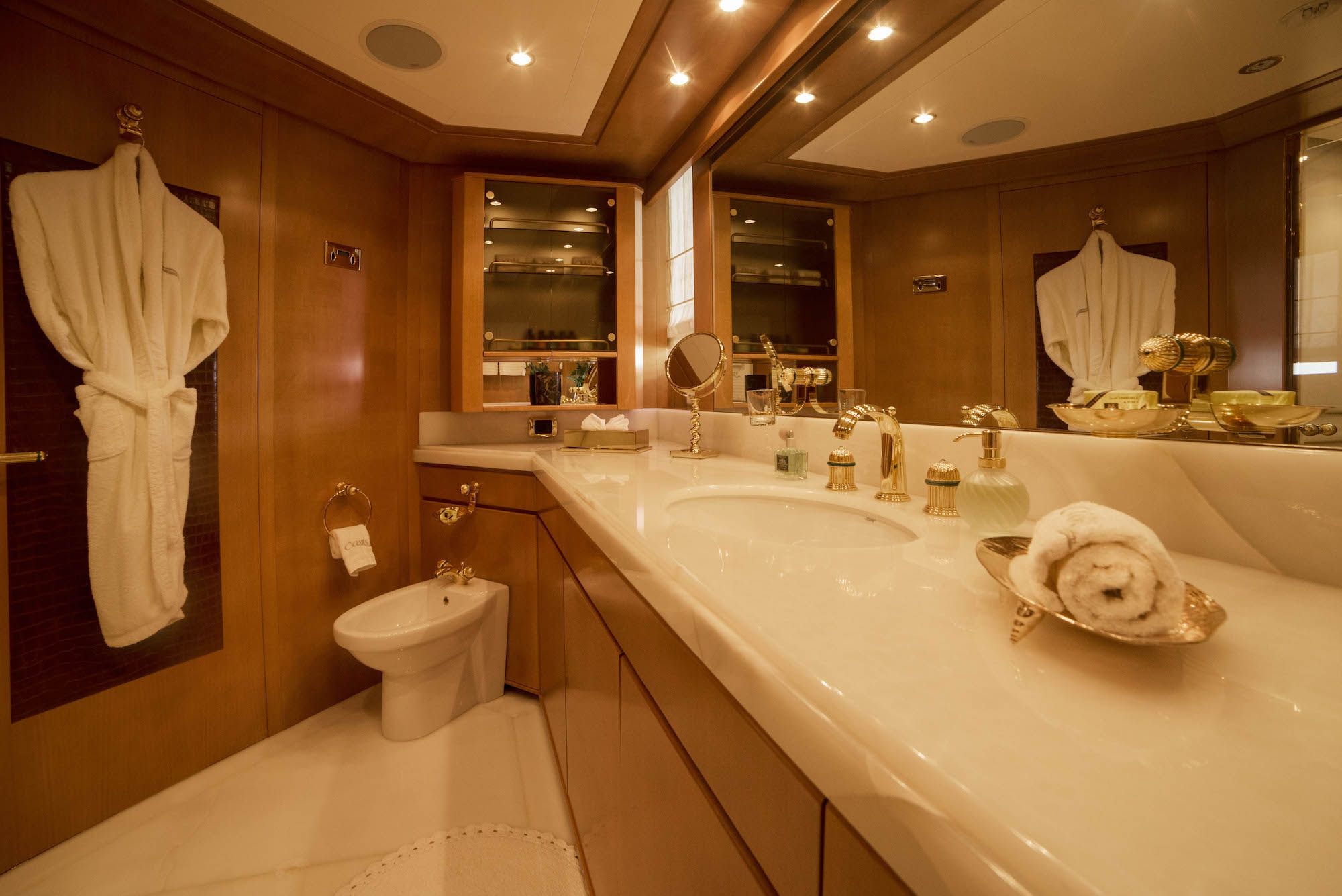 ISA Motor Yacht OASIS Bath