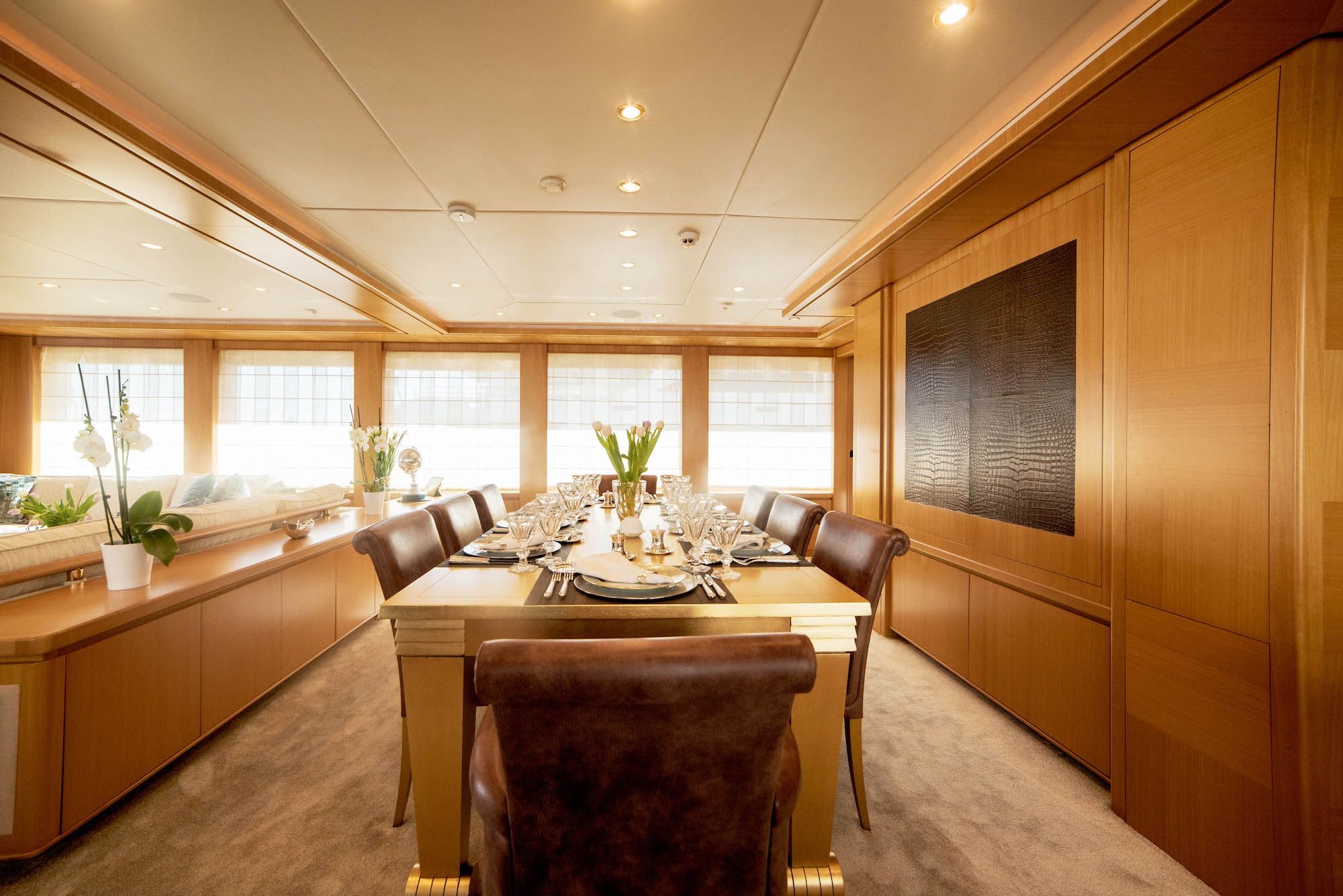 ISA Motor Yacht OASIS Dining