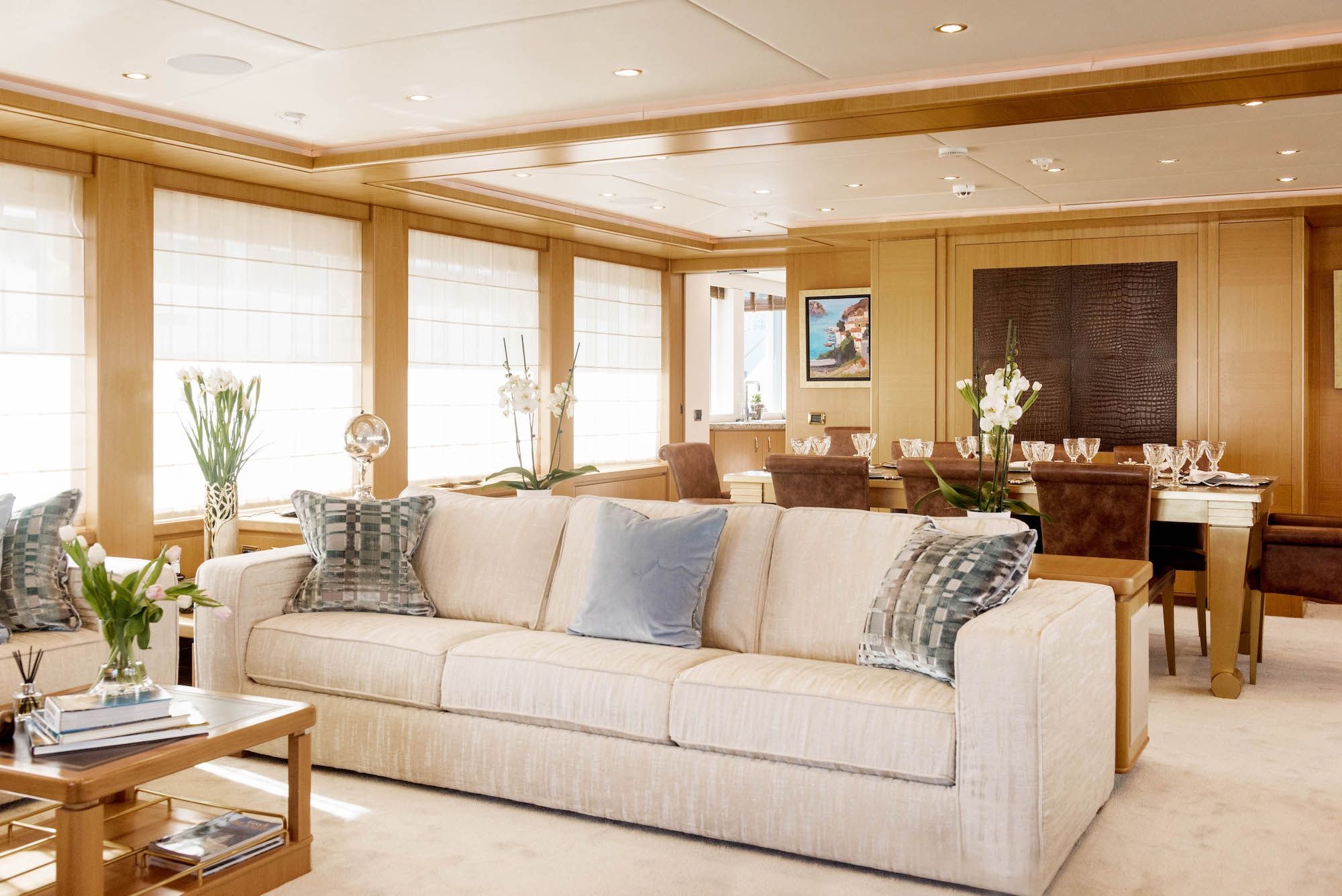 ISA Motor Yacht OASIS Lounge