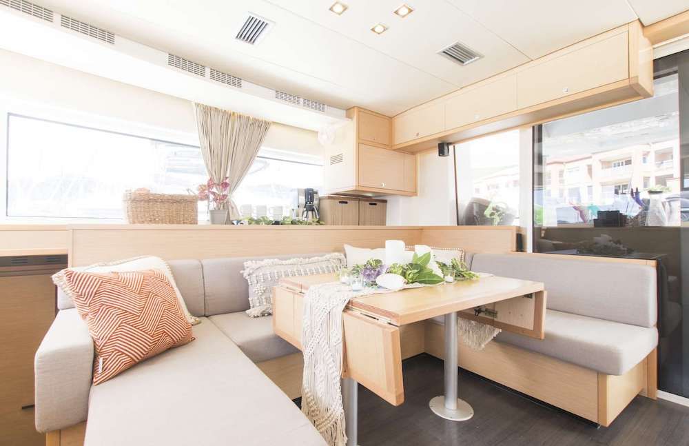 OCELOT Lagoon 52 Saloon