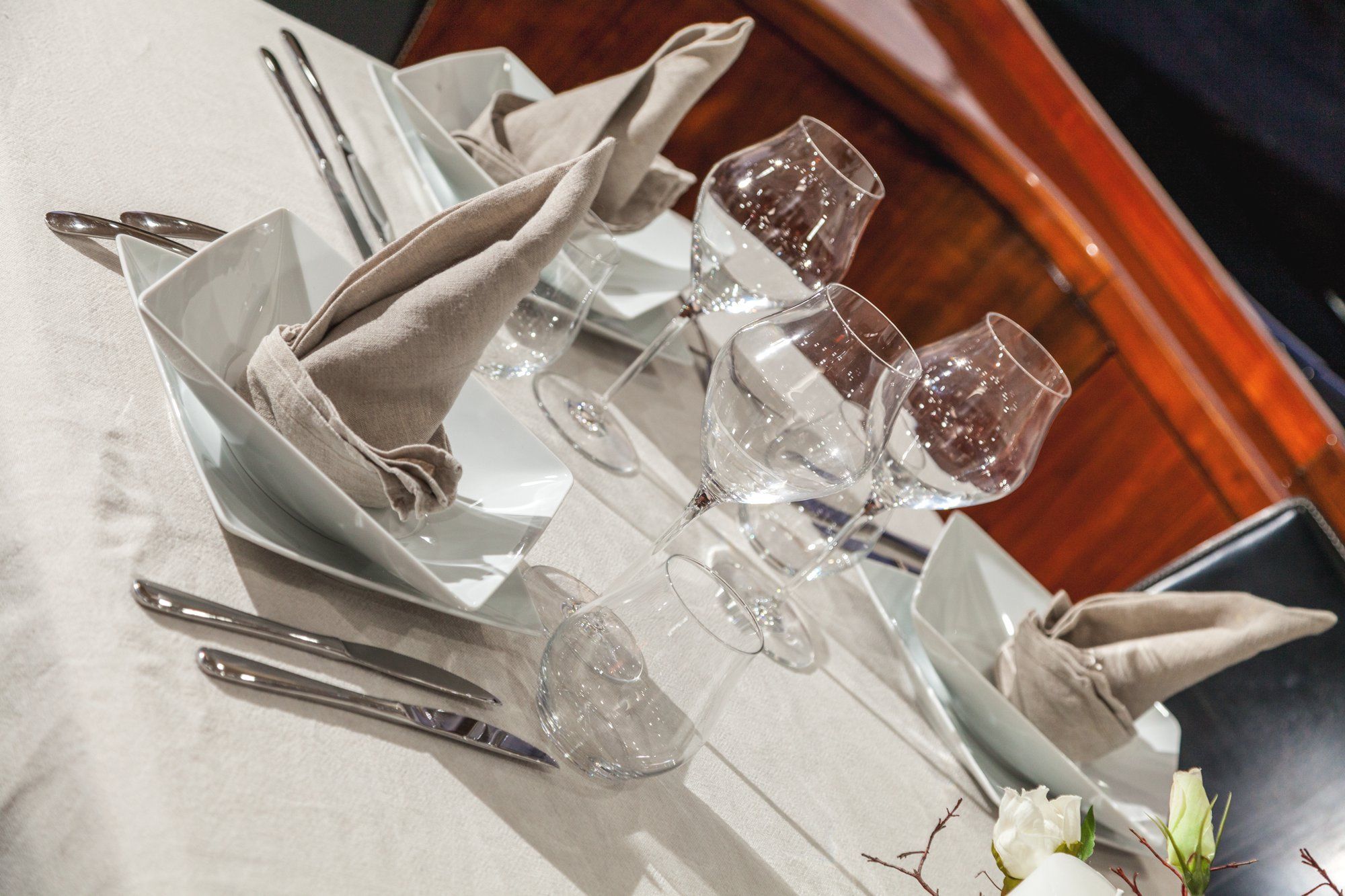 OCTAVIA Sunseeker Predator 83 Luxury Motoryacht Dining
