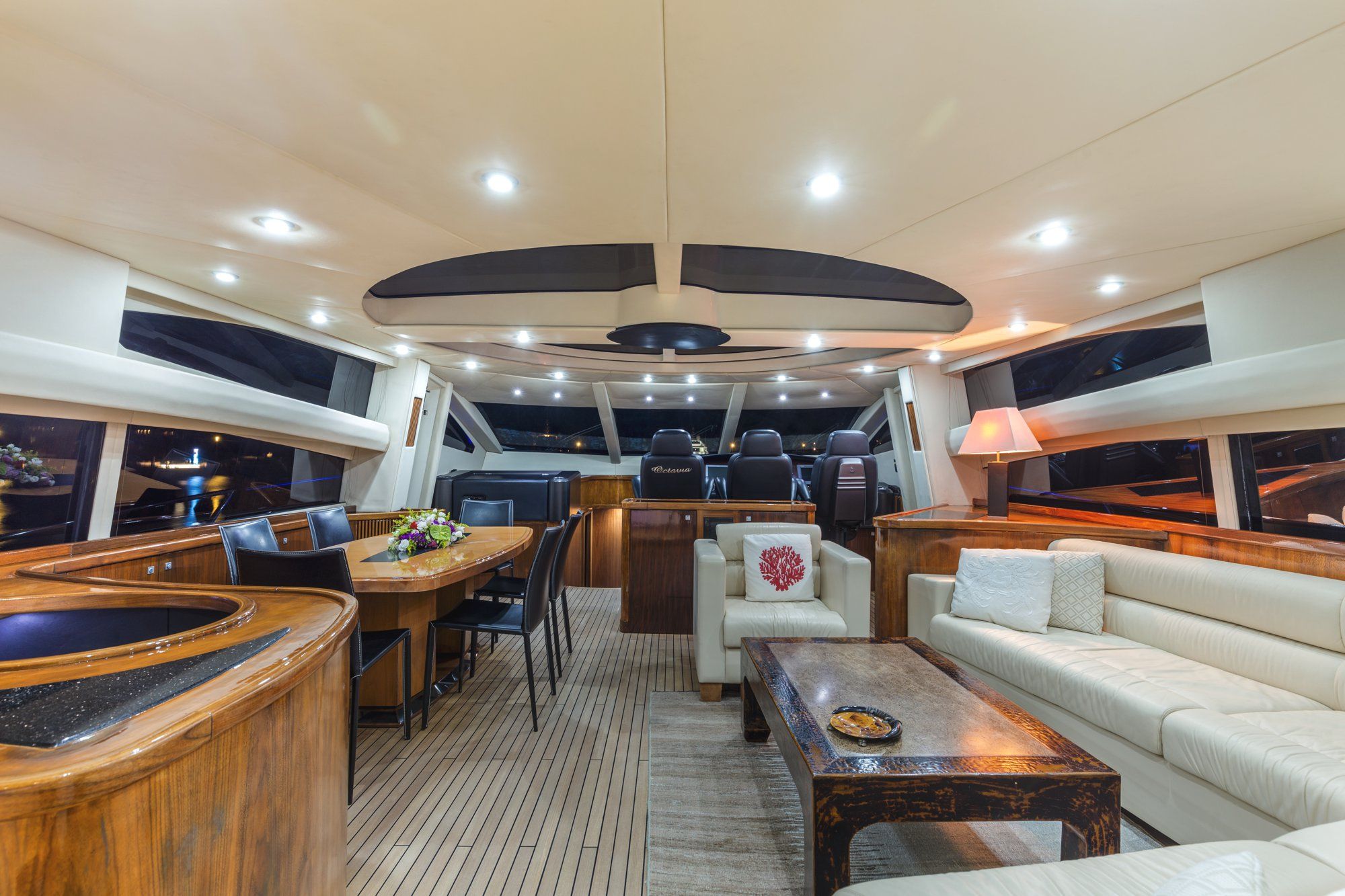 OCTAVIA Sunseeker Predator 83 Luxury Motoryacht Lounge