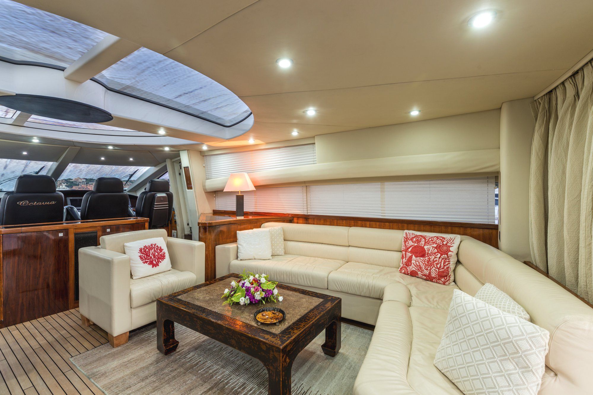 OCTAVIA Sunseeker Predator 83 Luxury Motoryacht Lounge