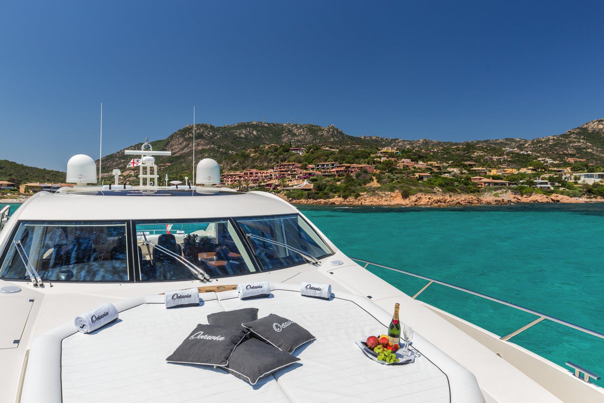 OCTAVIA Sunseeker Predator 83 Luxury Motoryacht Sunpads