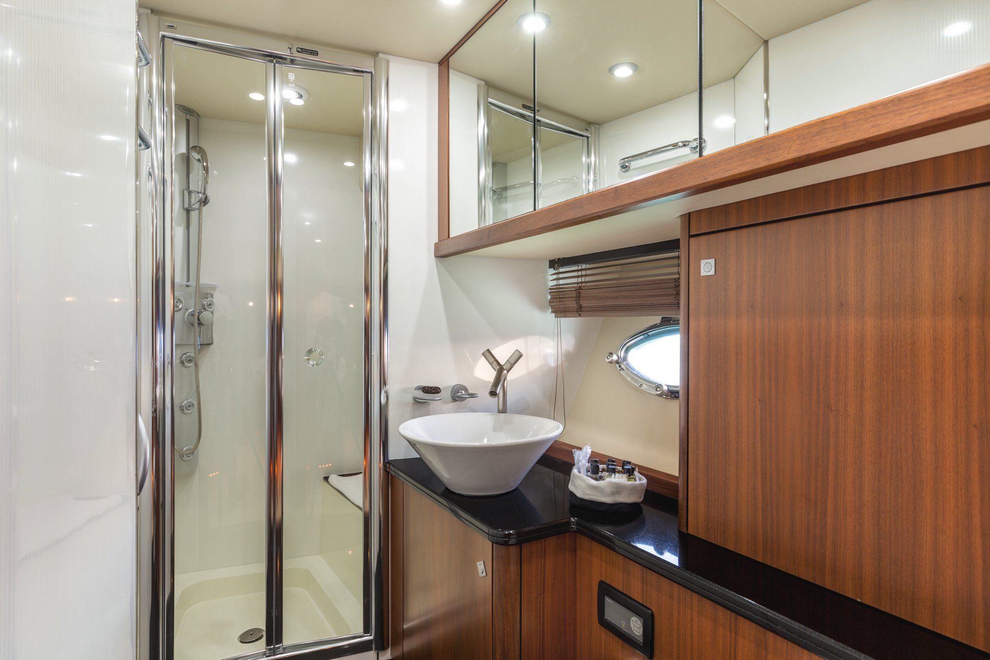 OCTAVIA Sunseeker Predator 83 Luxury Motoryacht OCTAVIA Sunseeker Predator 83 Luxury Motoryacht Bathroom