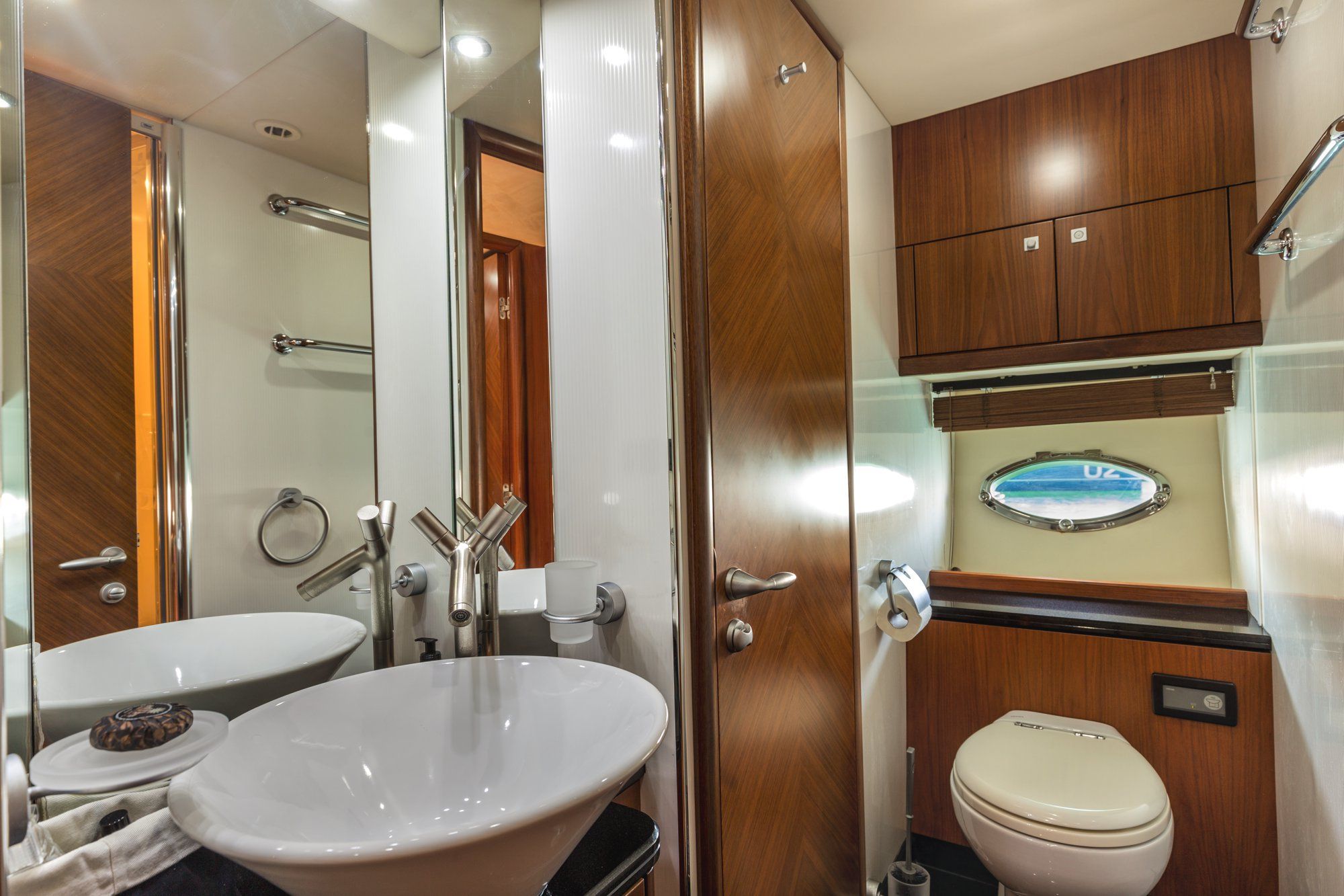 OCTAVIA Sunseeker Predator 83 Luxury Motoryacht Bathroom
