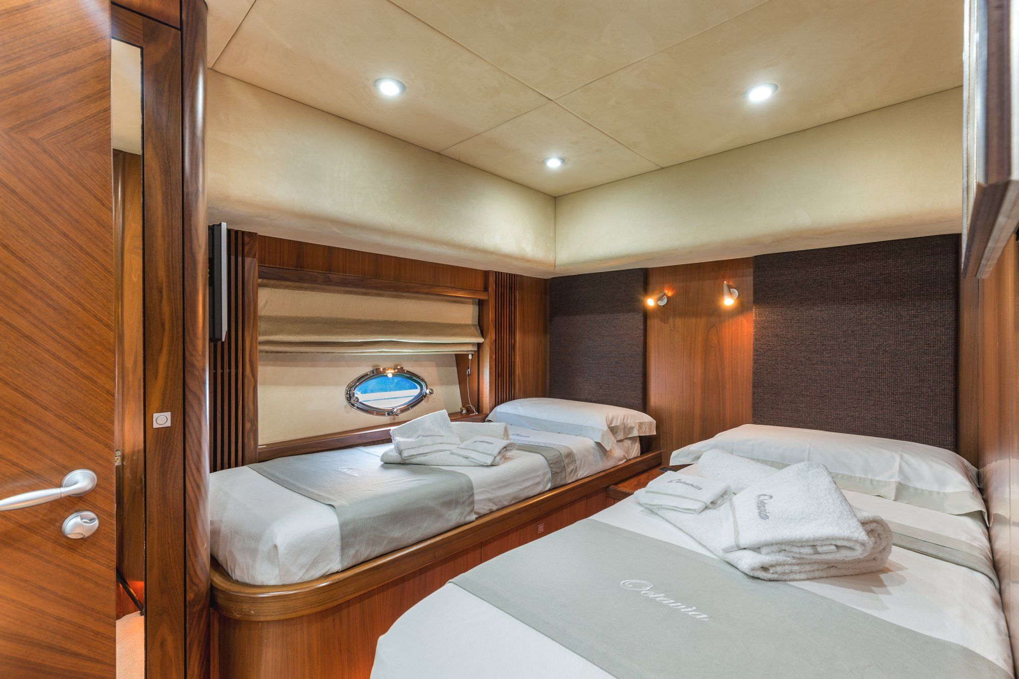 OCTAVIA Sunseeker Predator 83 Luxury Motoryacht Twin Cabin