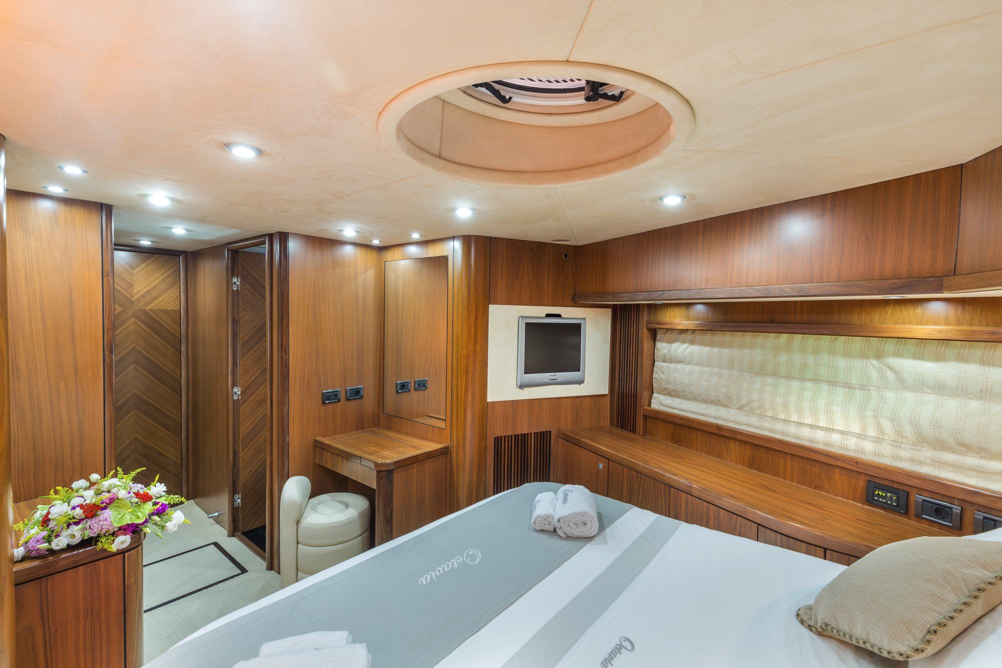OCTAVIA Sunseeker Predator 83 Luxury Motoryacht Double Cabin
