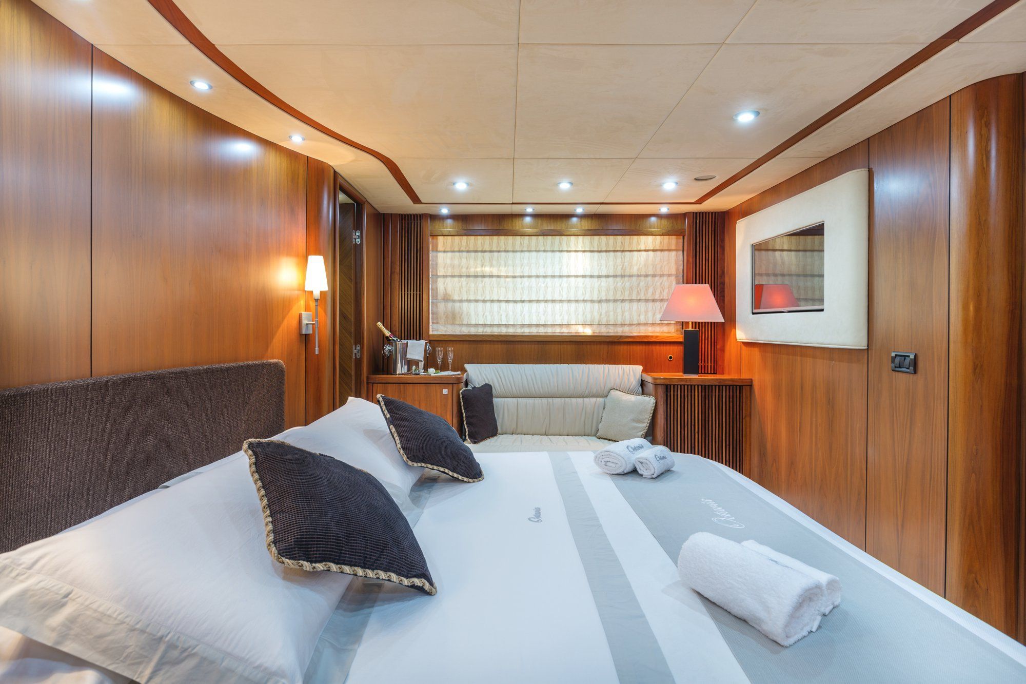 OCTAVIA Sunseeker Predator 83 Luxury Motoryacht Double Cabin