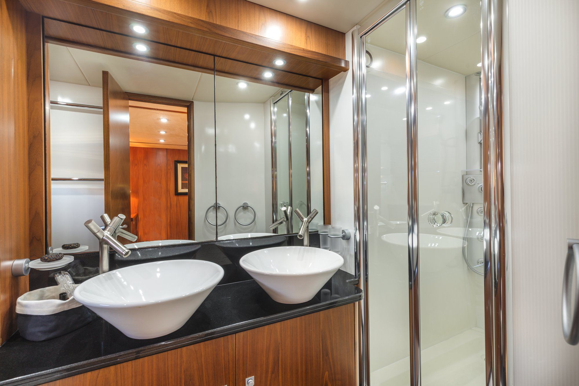 OCTAVIA Sunseeker Predator 83 Luxury Motoryacht Bathroom