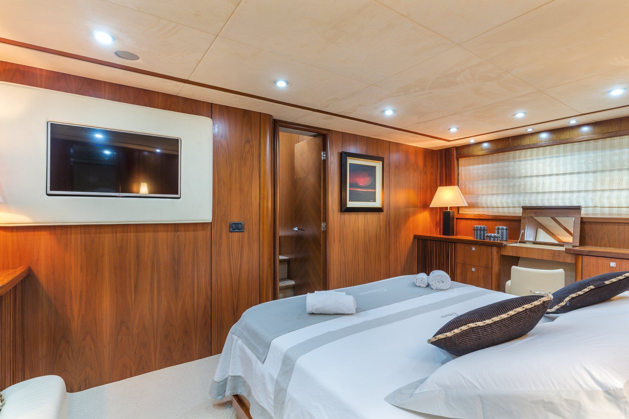 OCTAVIA Sunseeker Predator 83 Luxury Motoryacht Double Cabin