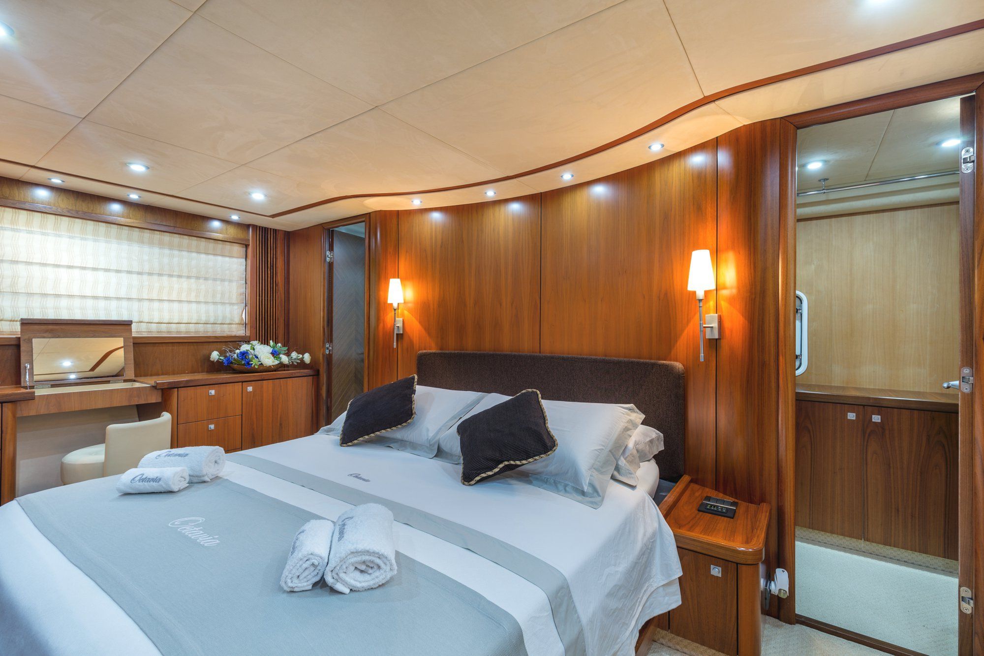 OCTAVIA Sunseeker Predator 83 Luxury Motoryacht Double Cabin