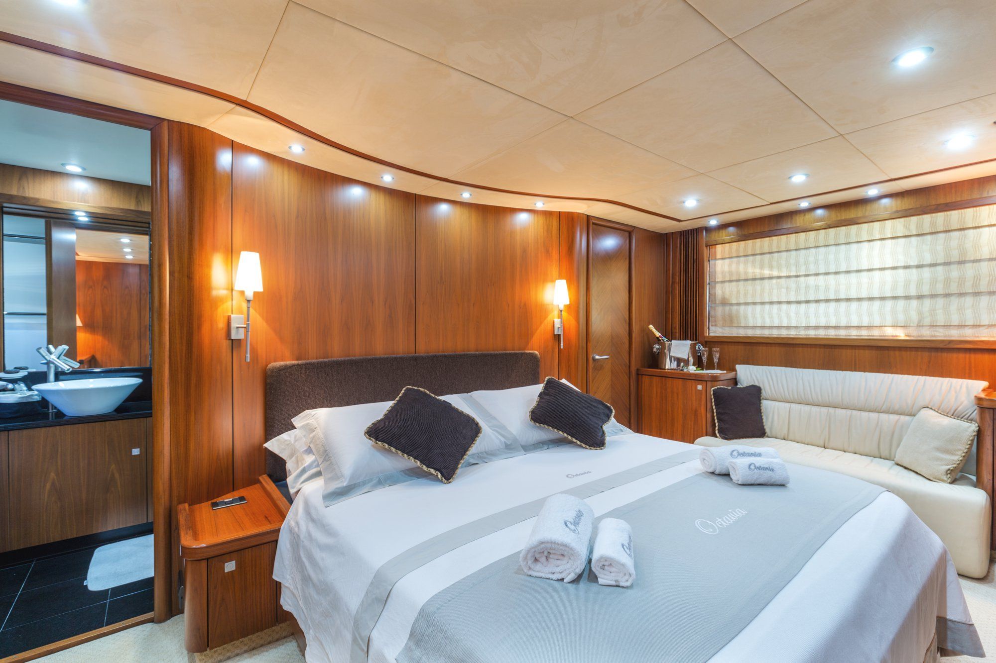 OCTAVIA Sunseeker Predator 83 Luxury Motoryacht Double Cabin