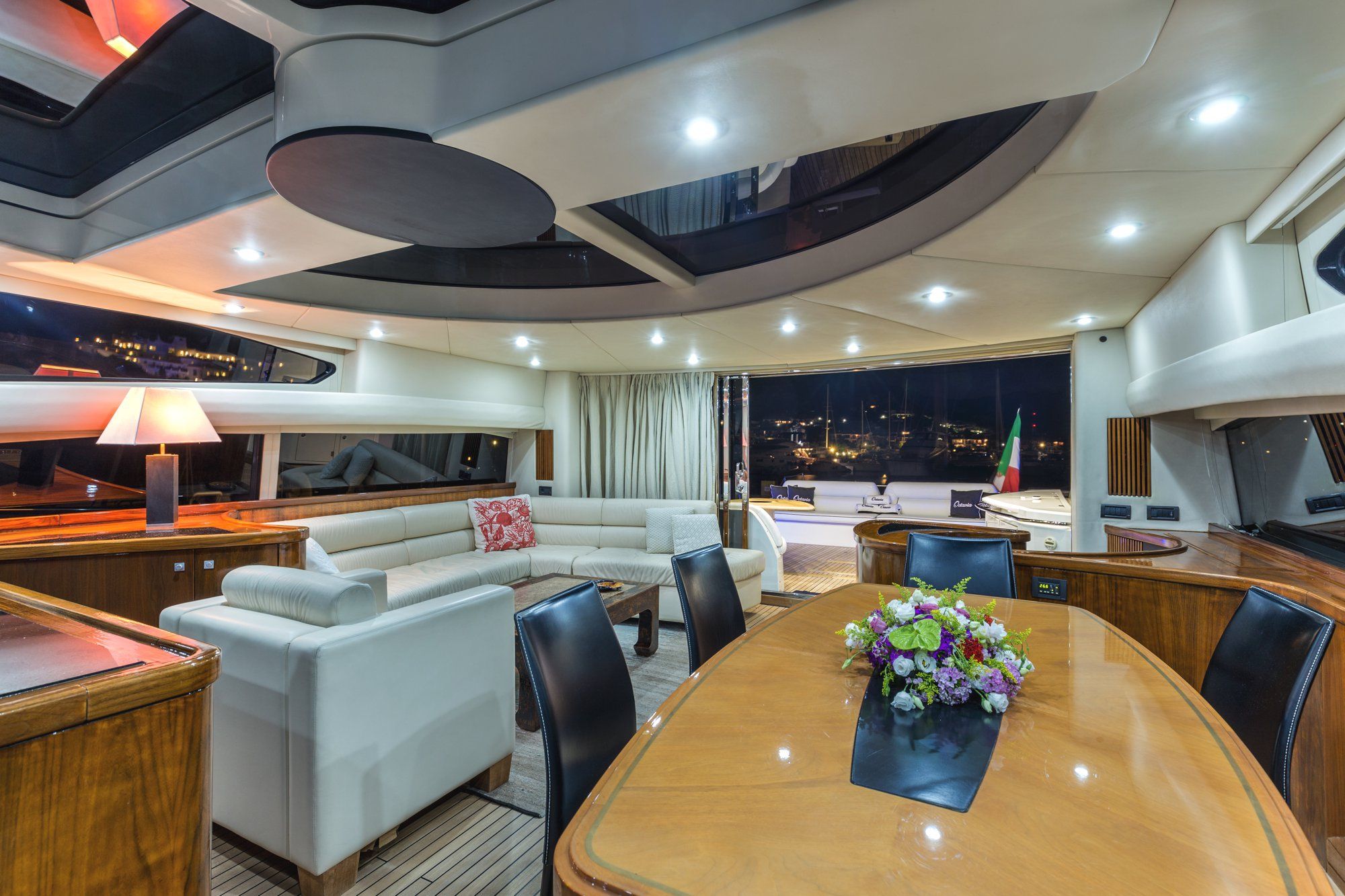 OCTAVIA Sunseeker Predator 83 Luxury Motoryacht Saloon