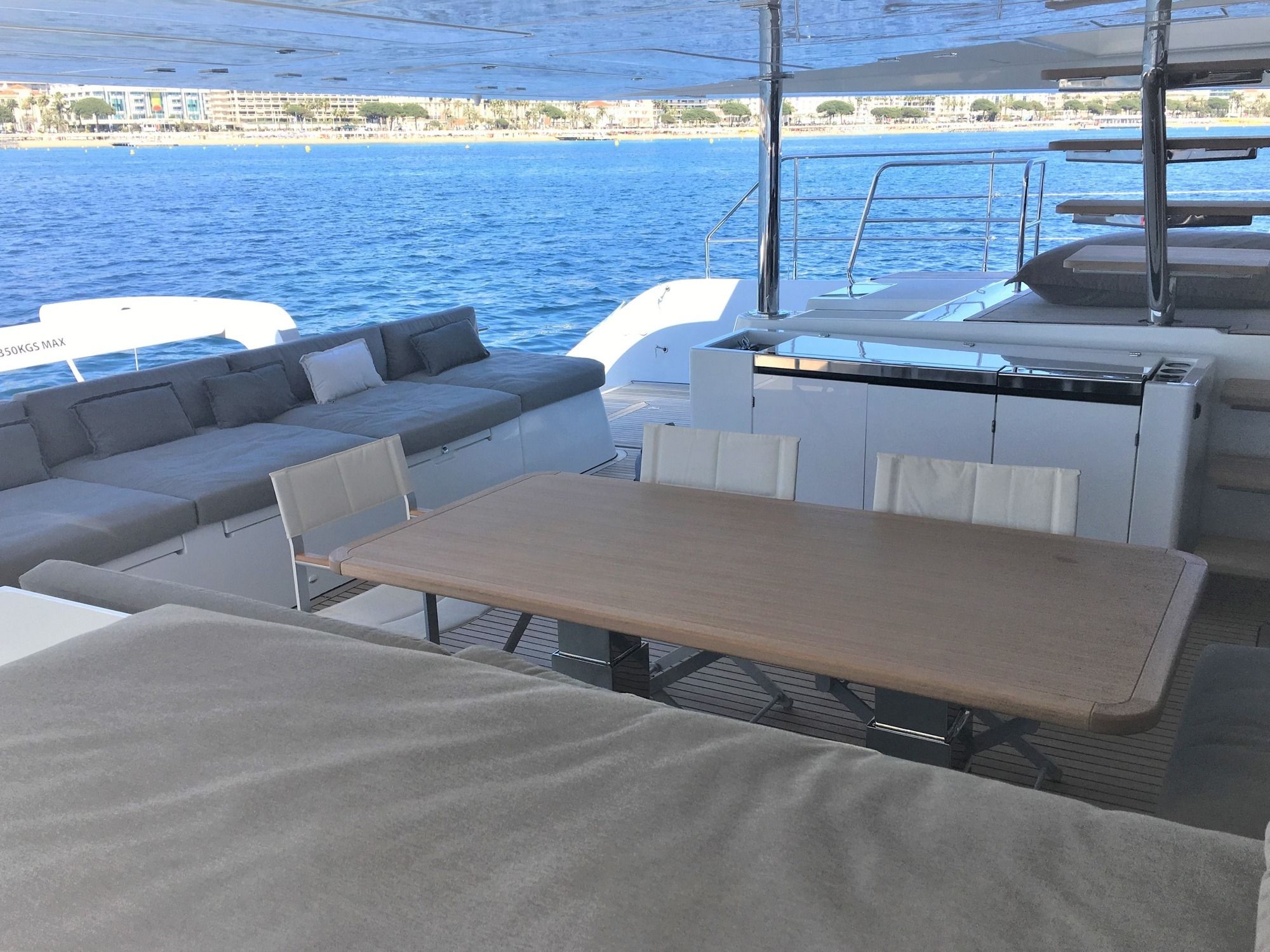 ORYX Lagoon 64 Al Fresco Dining