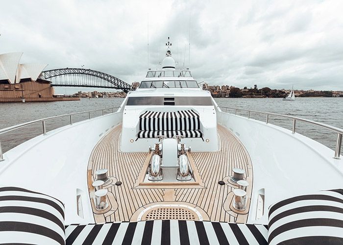 MY Oscar II- Bow