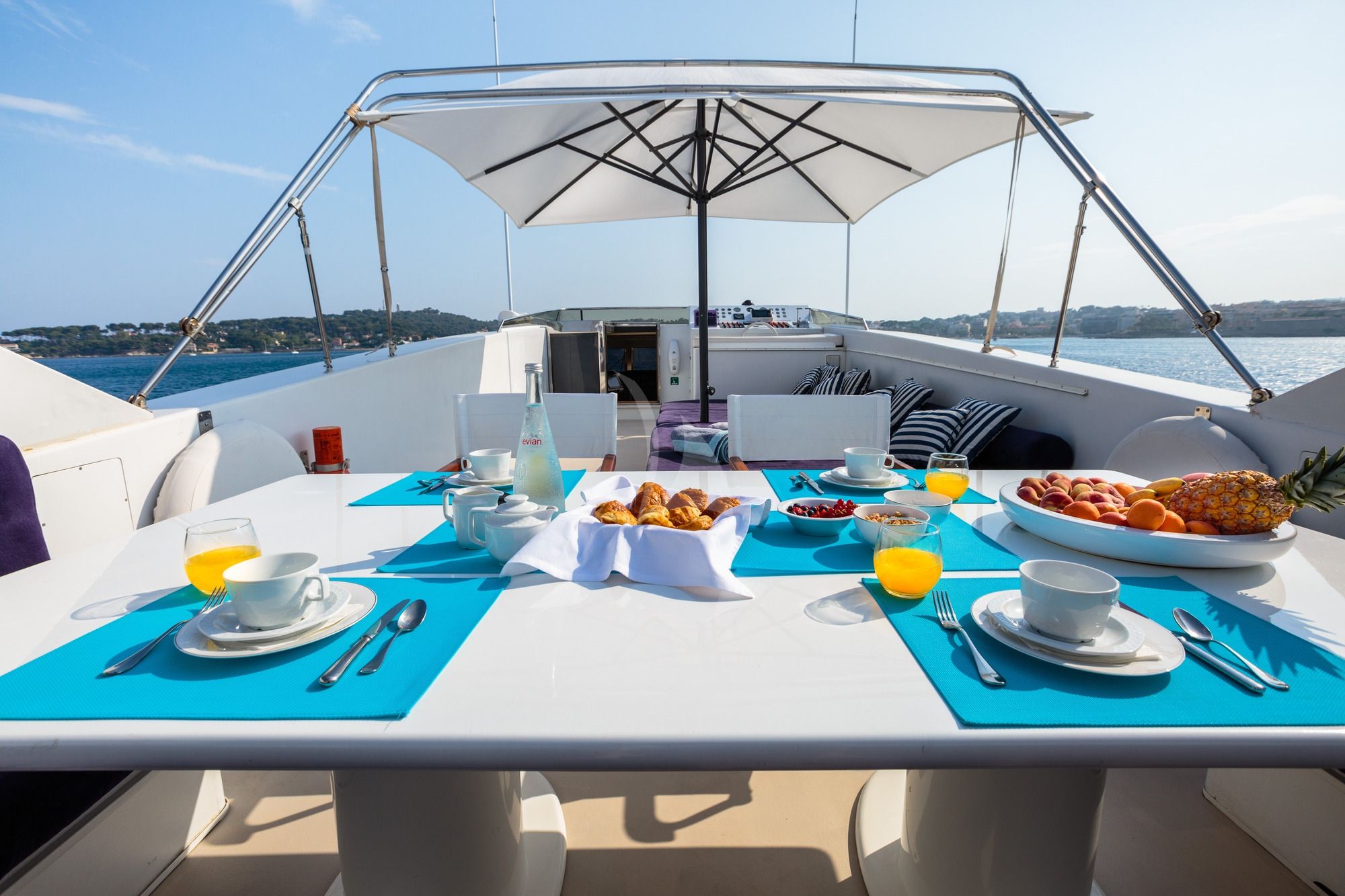 Flybridge table arrangement