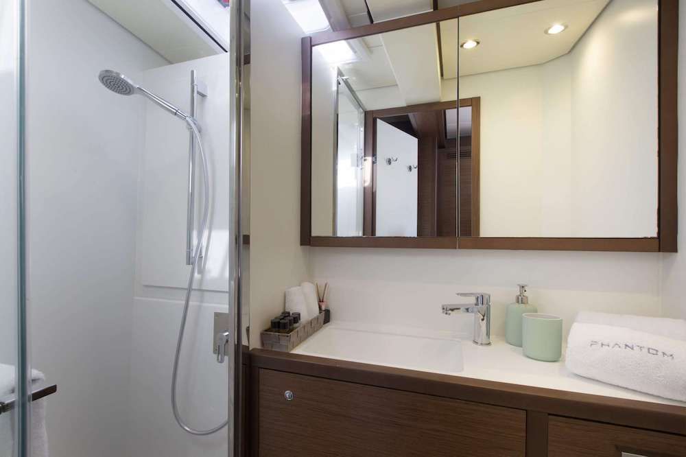 PHANTOM Lagoon 620 Master Bath
