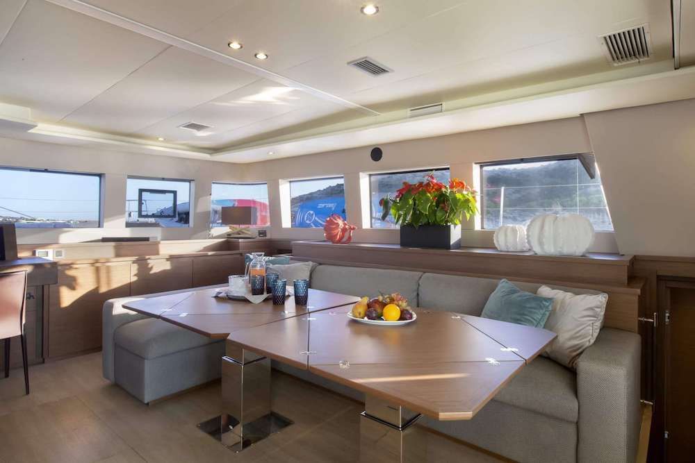 PHANTOM Lagoon 620 Dining Interior