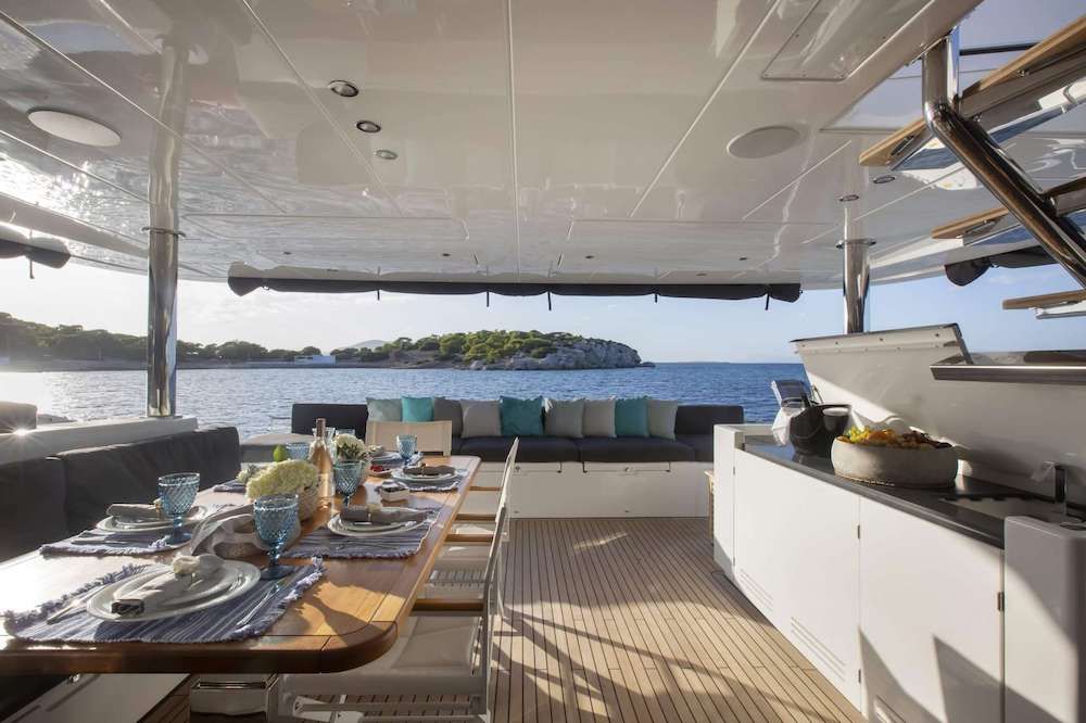 PHANTOM Lagoon 620 Aft Deck Dining