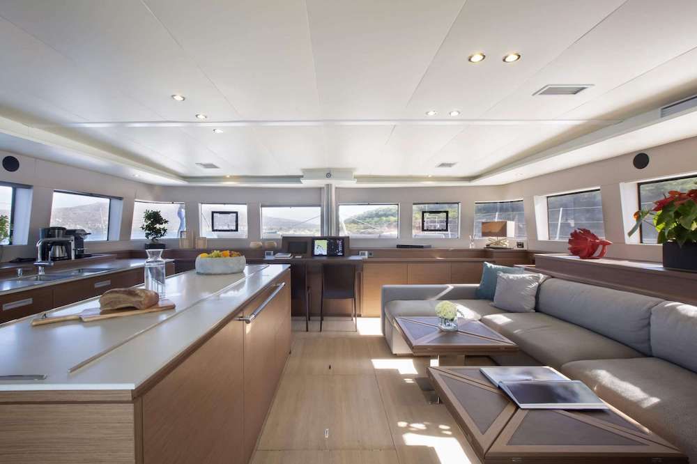 PHANTOM Lagoon 620 Saloon