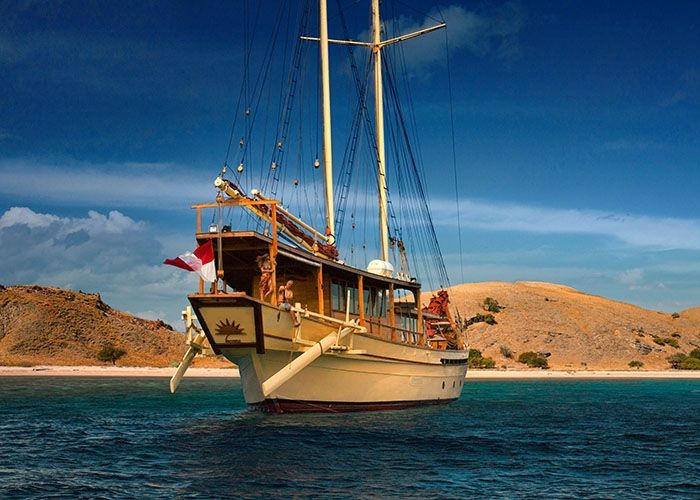 Luxury Crewed Sailing Yacht Phinisi 50 - 5 Cabins - Komodo and Raja ...