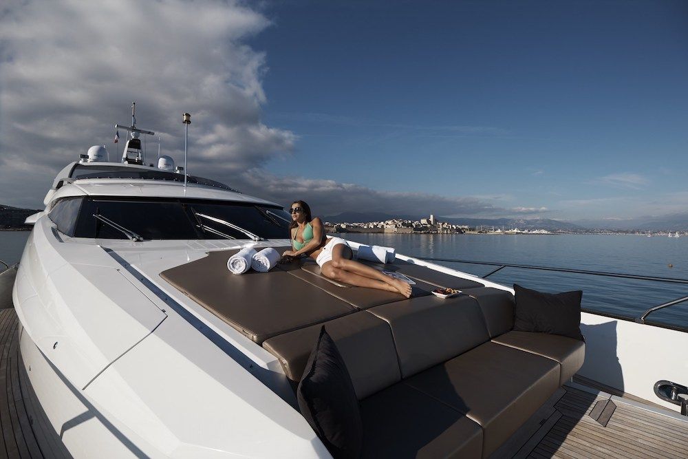 QUANTUM Motor Yacht Foredeck