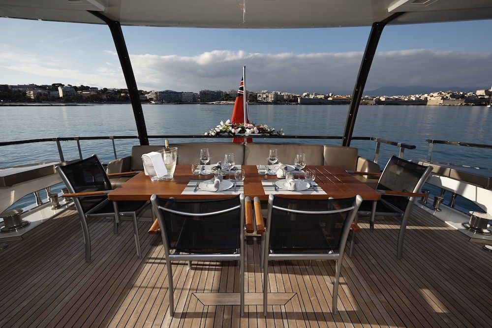 QUANTUM Motor Yacht Lounging