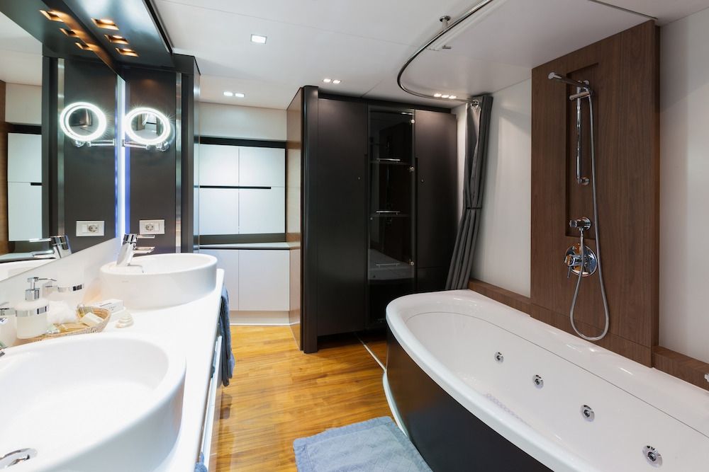 QUANTUM Motor Yacht Bath
