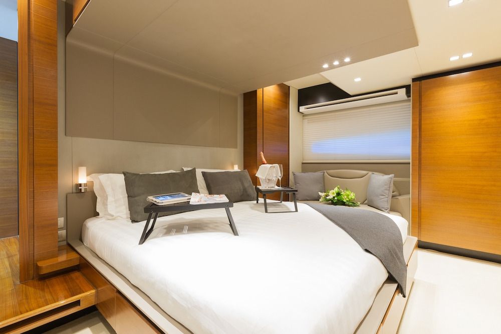 QUANTUM Motor Yacht VIP