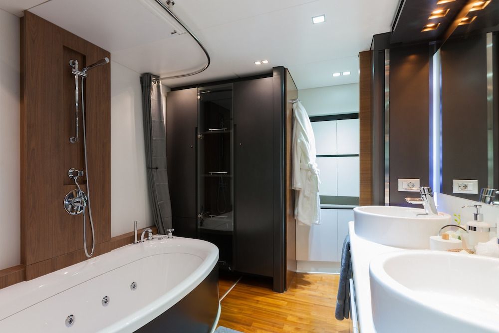 QUANTUM Motor Yacht Masterbath