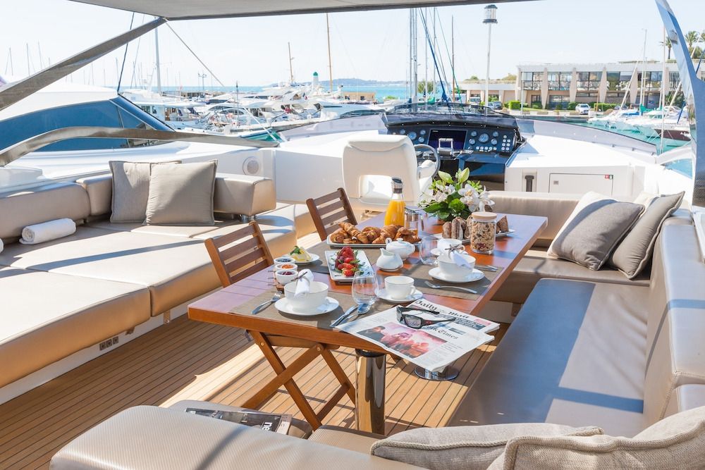 QUANTUM Motor Yacht Sundeck Dining