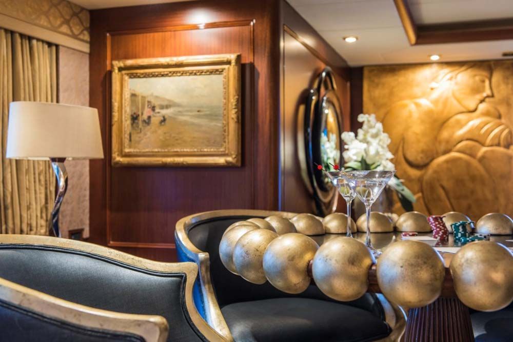Main Salon Bar