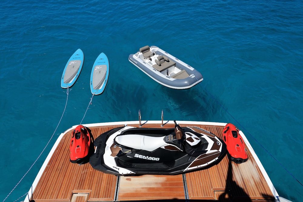 submersble swimming platform and watertoys