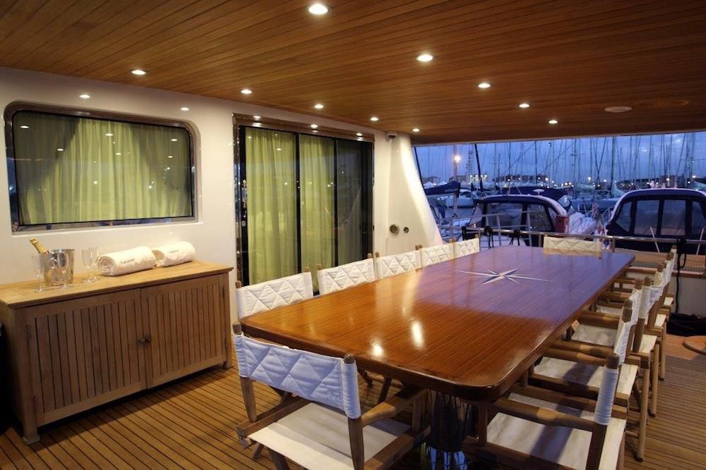TANANAI Yacht Dining
