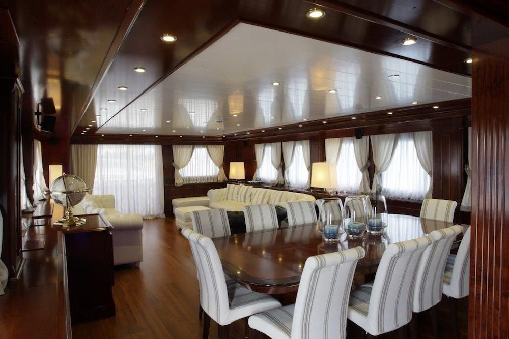 TANANAI Yacht Main Dining