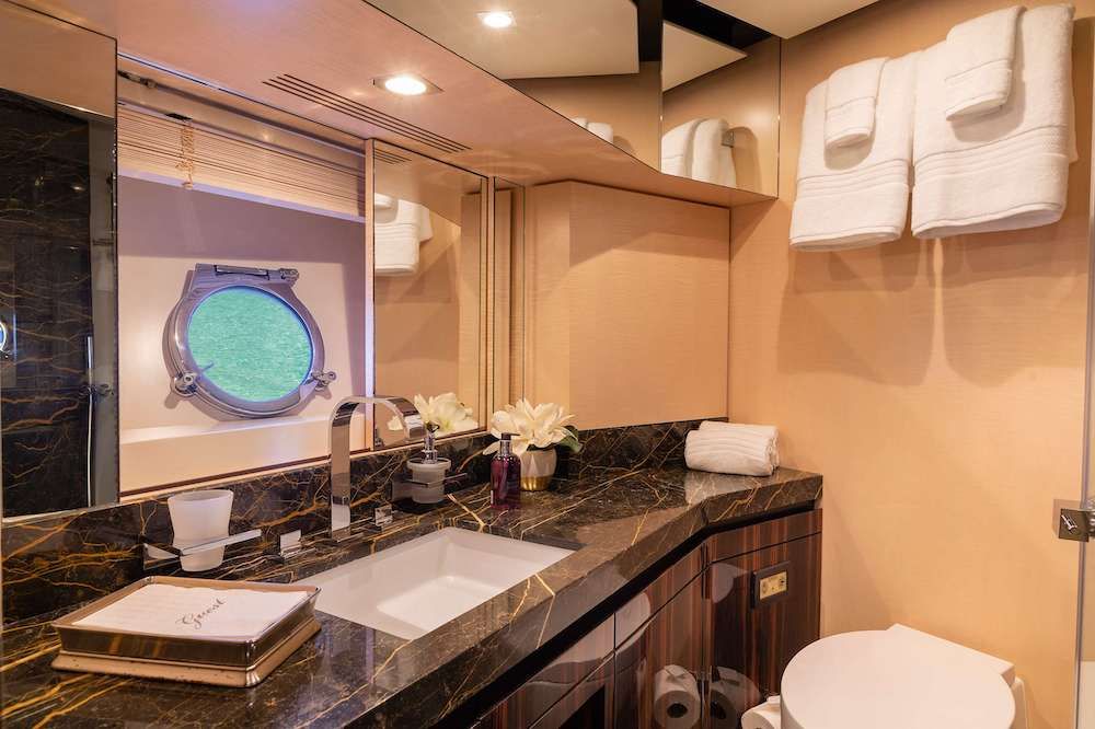 VALERE Azimut 84 Motor Yacht VIP Ensuite