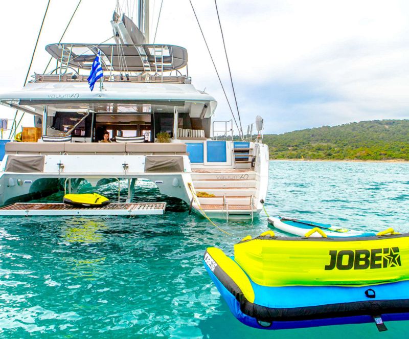 stern view and watertoys