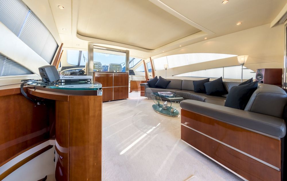 VANQUISH - Main saloon