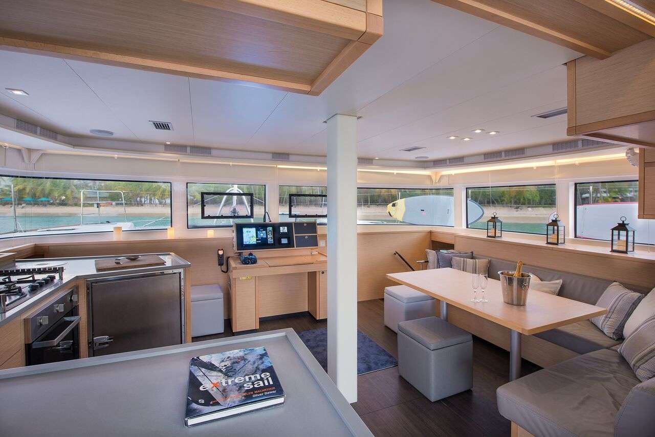 VENTANA Lagoon 52 Salon