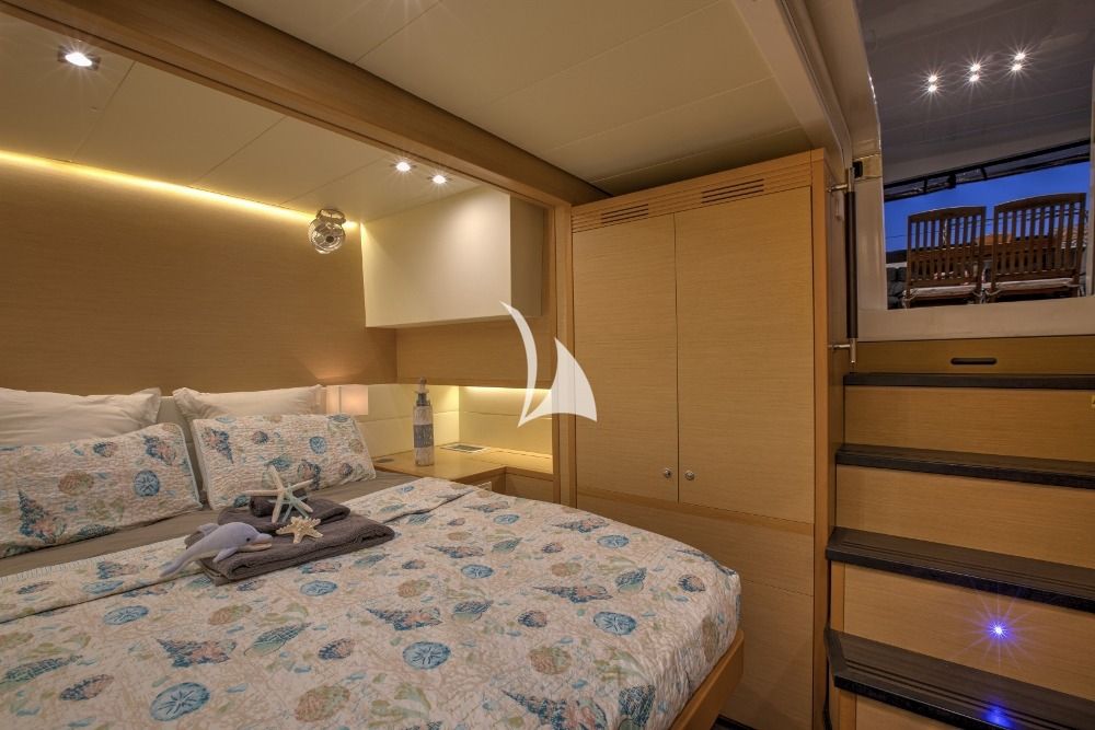 WHISPERS II Lagoon 560 Bahamas VIP Cabin