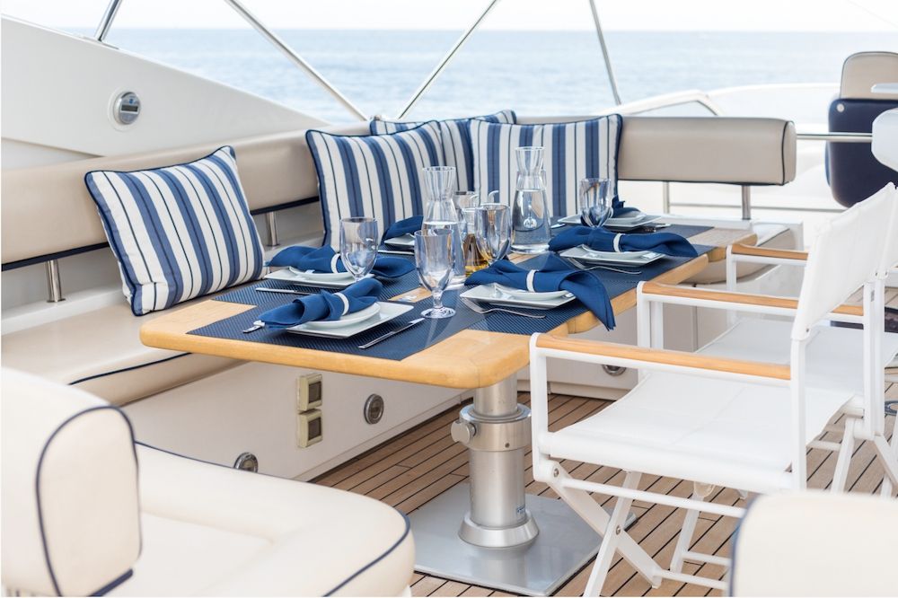 Flybridge dining