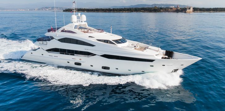 THUMPER Motor Yacht Exterior Profile Crusing