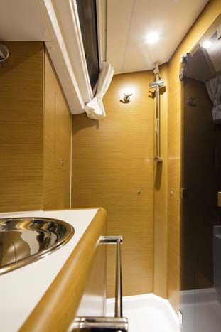 Sun Odyssey 409 - Head and Shower